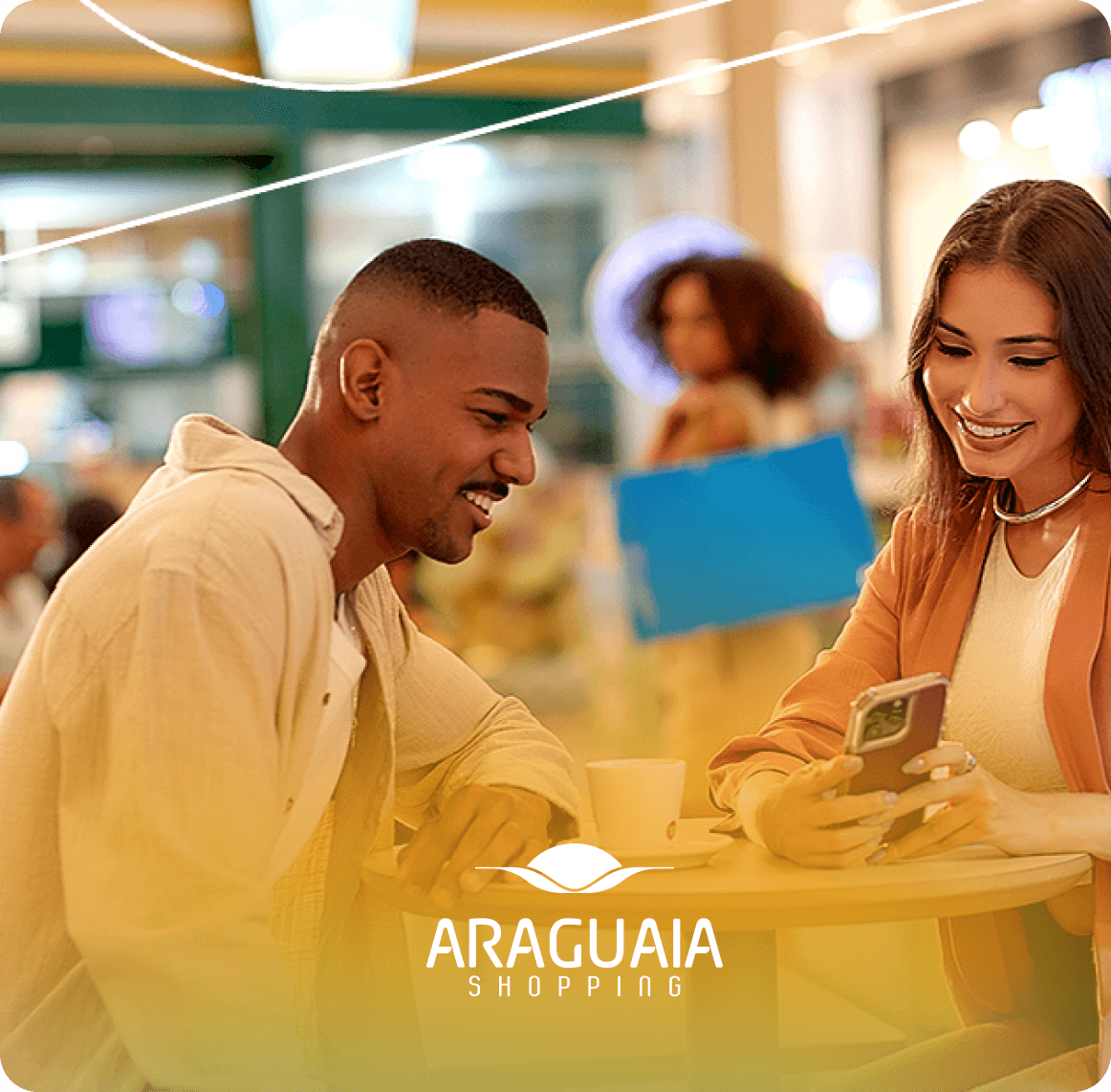 Pessoas aproveitando as comodidades do shopping